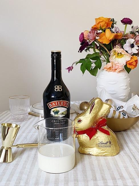 Chocolat de Pâques DIY barres de chocolat, verre mesureur, lapin en chocolat, vase avec bouquet de fleurs