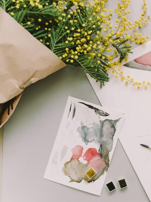 fleurs fraiches et carte de Pâques peinte manuellement