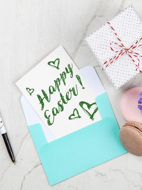Cadeaux et cartes de Pâques avec enveloppe bleue