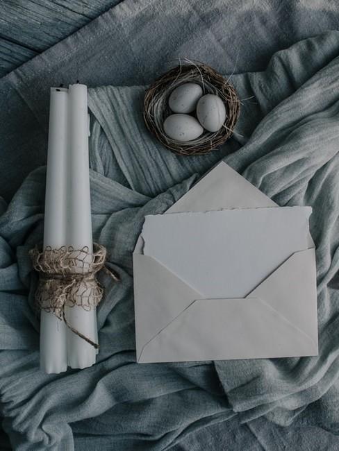 carte de Pâques, bougies et œufs de pâques