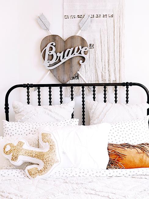 chambre ado avec linge de lit blanc, lit en métal et décoration murale en bois