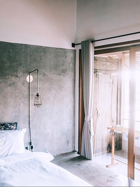 chambre avec mur brut