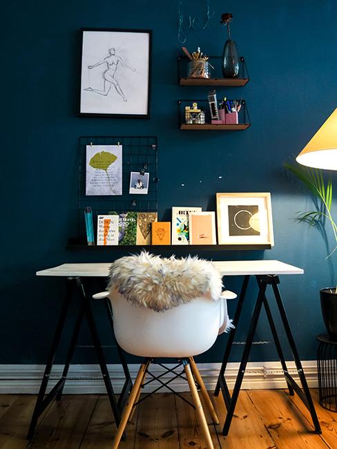 bureau avec mur bleu et cadres