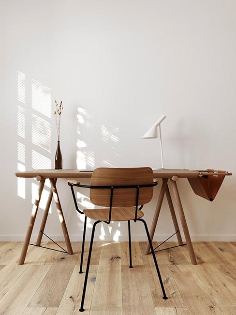 bureau et chaise en bois avec mur blanc