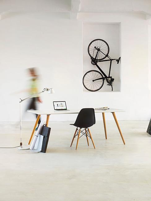 bureau avec chaise noire et table blanche
