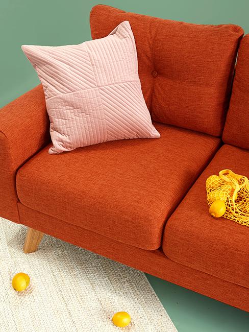 canapé orange avec coussin rose