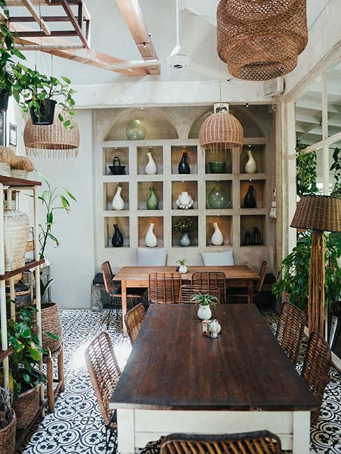 cuisine originale avec grande table en bois et bibliothèque