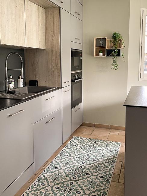 cuisine blanche avec tapis effet carreaux de ciment