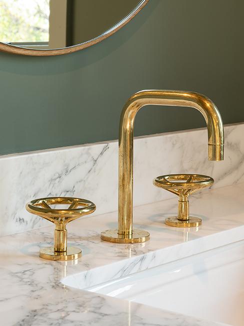 salle de bain avec robinet doré