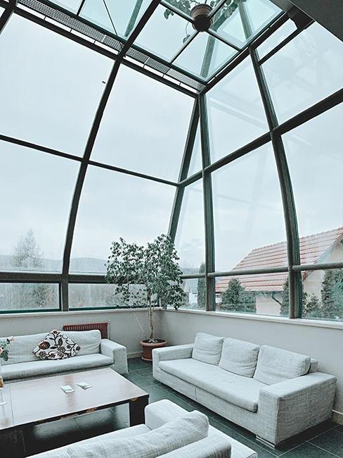 Salon avec canapé blanc dans veranda
