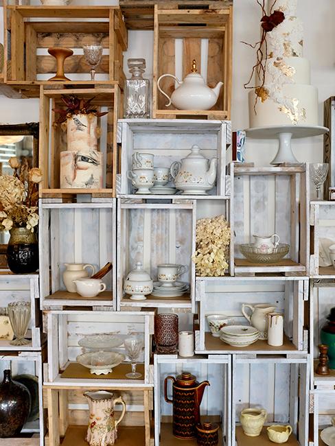 décoration avec des caisses et de la vaisselle vintage