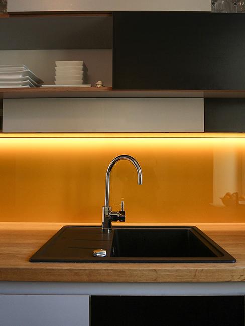 evier dans cuisine avec lampe led