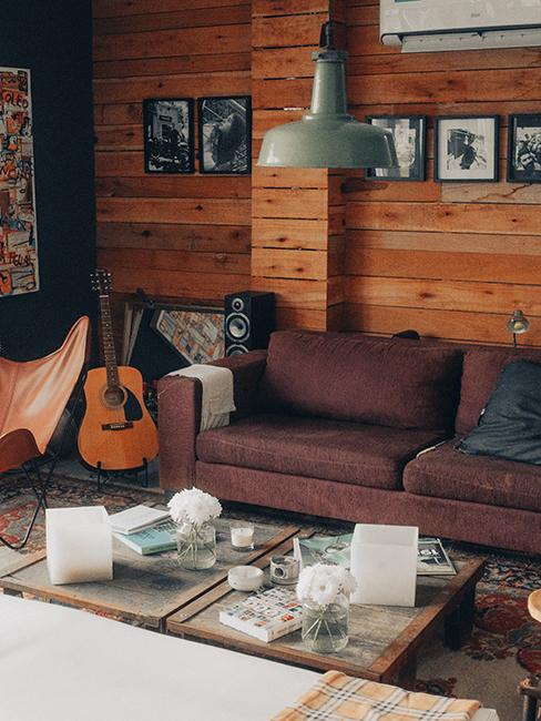 salon avec mur en bois et cadres