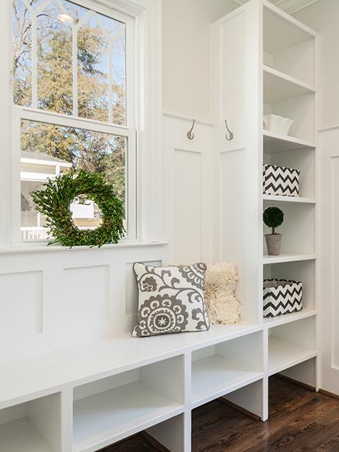 entrée avec meuble en bois blanc