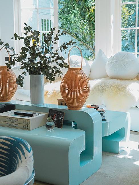 meuble bleu clair et lanterne