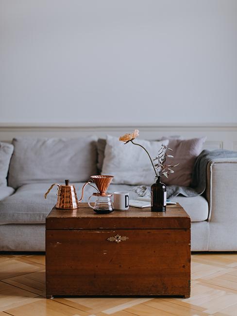 salon avec malle qui sert de table basse