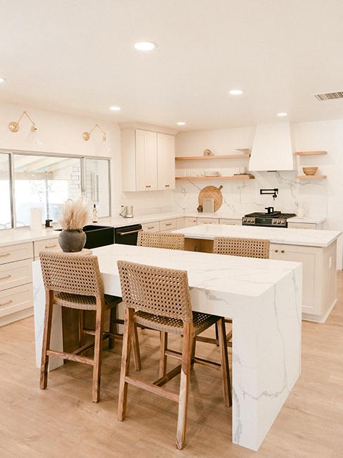 cuisine style boho avec chaise en cannage