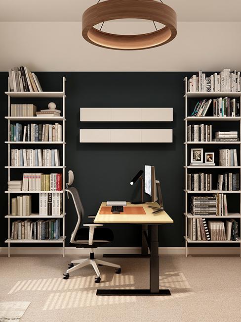 aménagement bureau avec mur noir et bibliothèque
