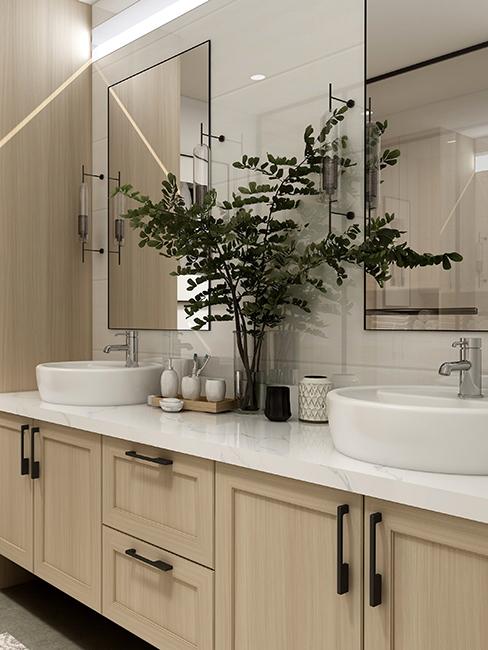 salle de bain avec meubles en bois clair