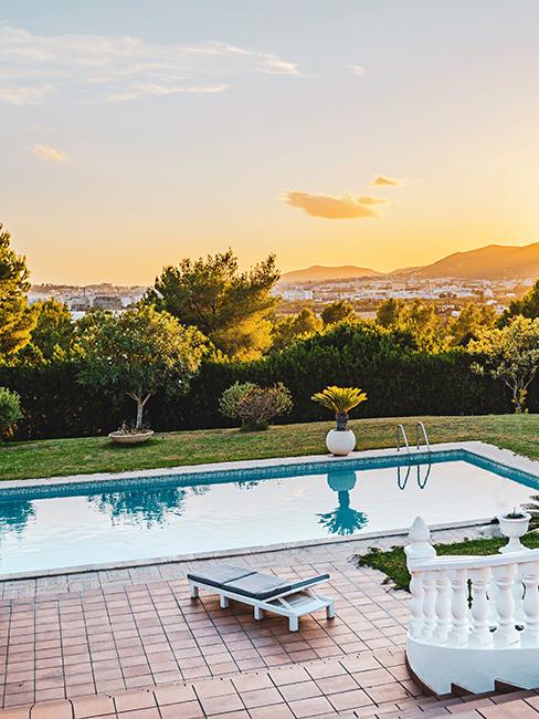 jardin avec piscine et terrasse