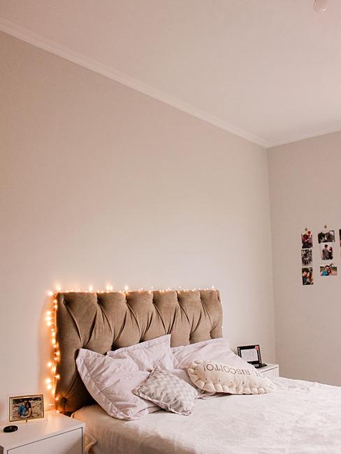 chambre avec tete de lit en velours et guirlande lumineuse