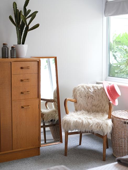 fauteuil fausse fourrure, miroir, meuble en bois