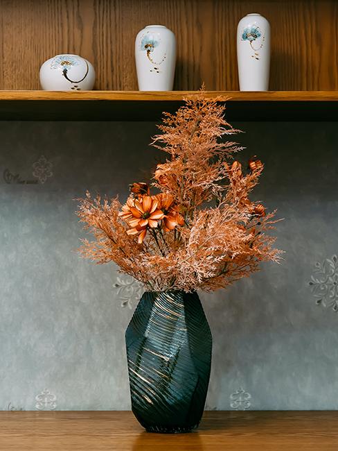 vase avec mur gris