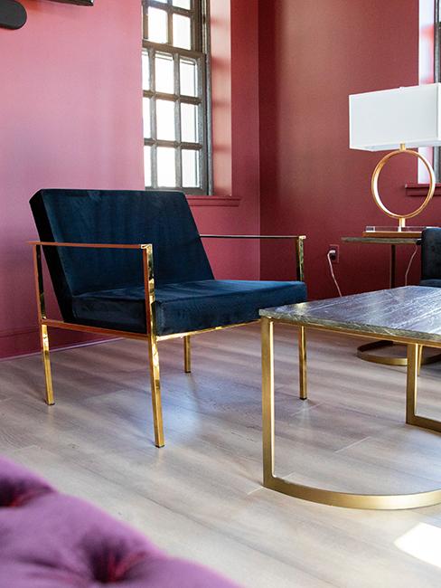 fauteuil bleu avec mur rose