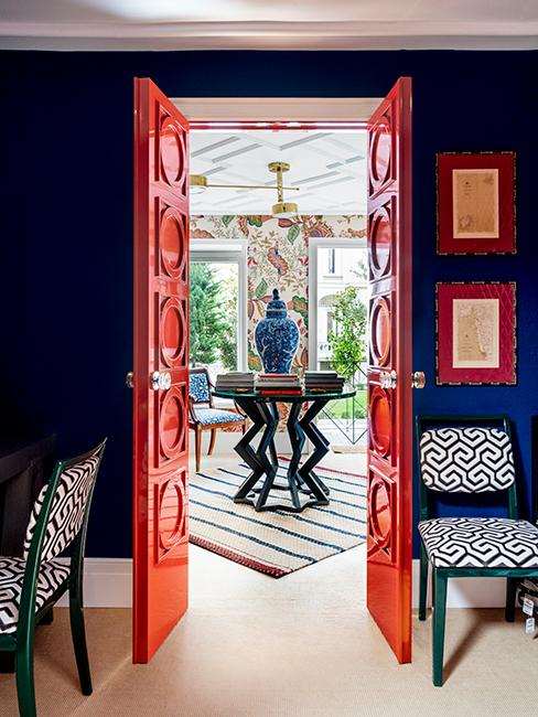 maison éclectique avec mur bleu et porte rouge