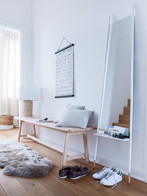décoration entrée avec banc en bois et miroir