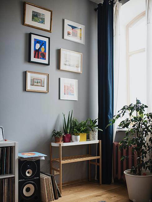 mur gris avec des cadres