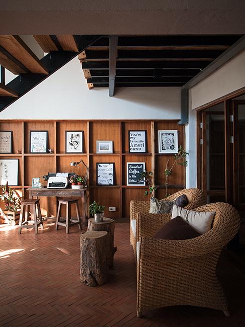 mur de cadres sur mur en bois dans salon