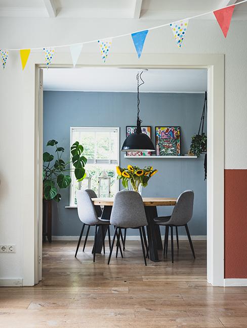 salle à manger avec mur bleu