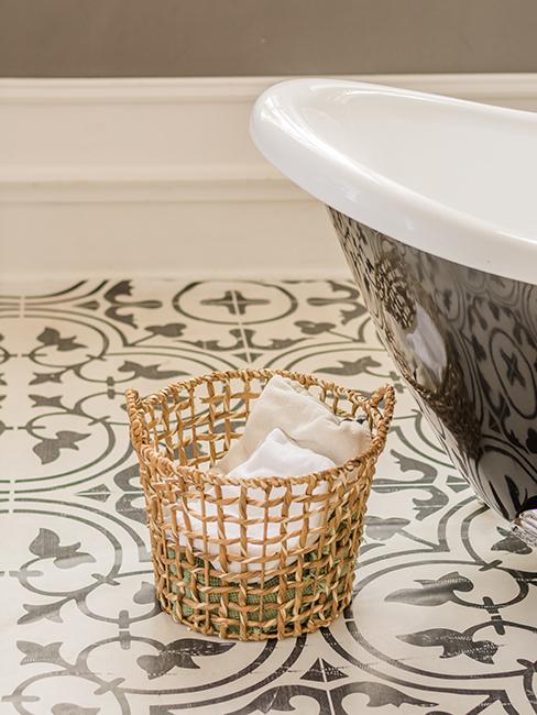 carrelage dans salle de bain avec panier