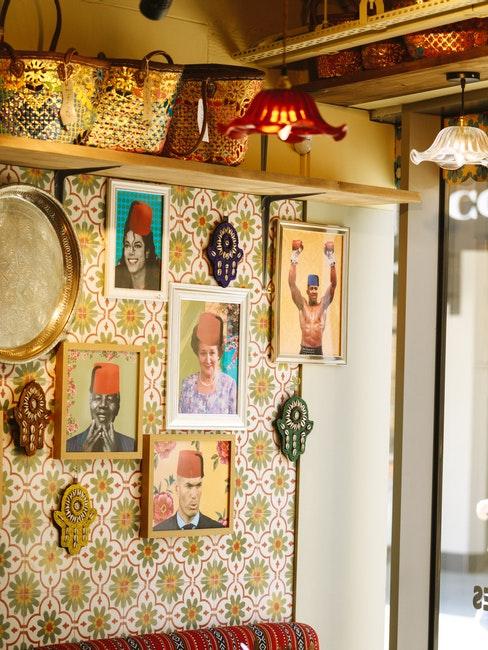 Déco années 60 Bar avec papier peint rétro, cadres rétro