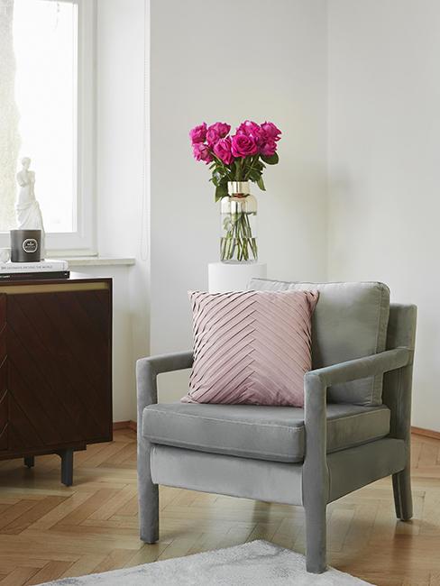 salon avec fauteuil gris et coussin rose en velours