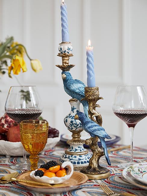 décortion de table vintage avec chandeliers en forme d'oiseau