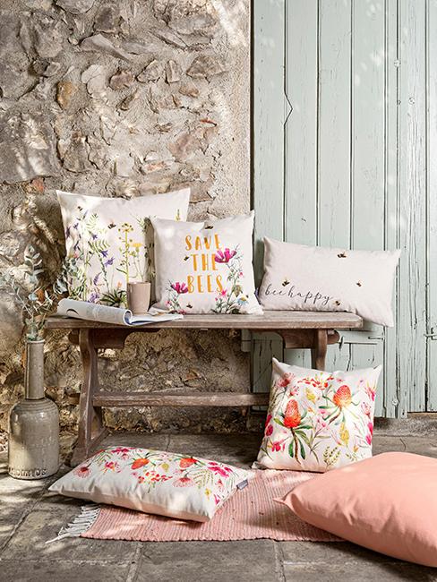 extérieur avec un banc et des coussins avec motif fleurs