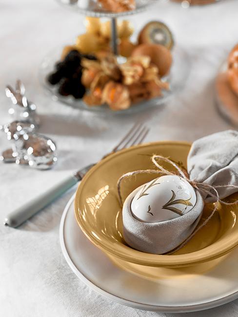 oeufs de paques serviette