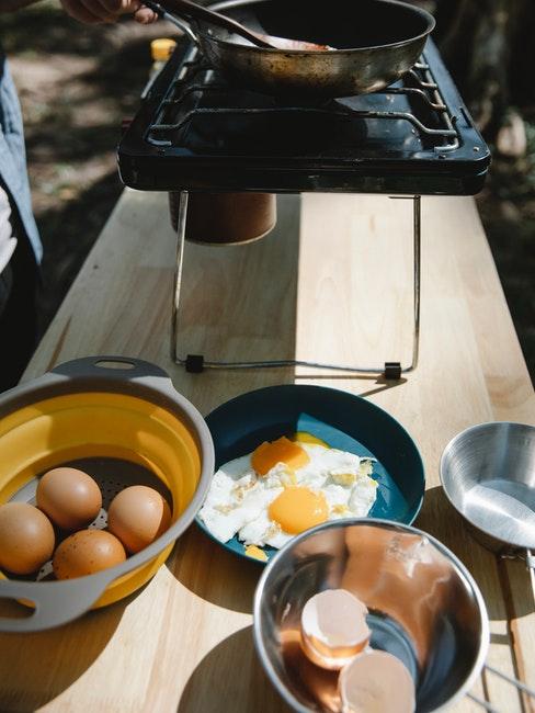 cuisine extérieure sur table en bois