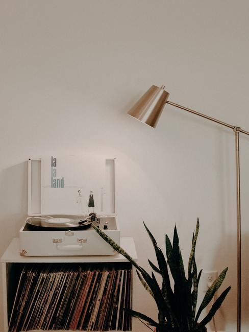 gramophone, lampadaire doré
