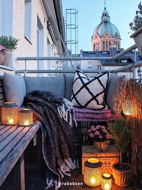 meubles de jardin en palettes sur balcon en ville