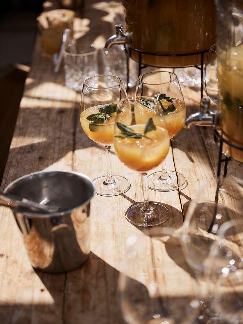 bar de balcon - table avec cocktails et seau à glace