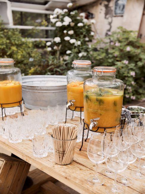 bar de balcon – 2 table de fête avec distributeurs à boissons et verres à cocktail