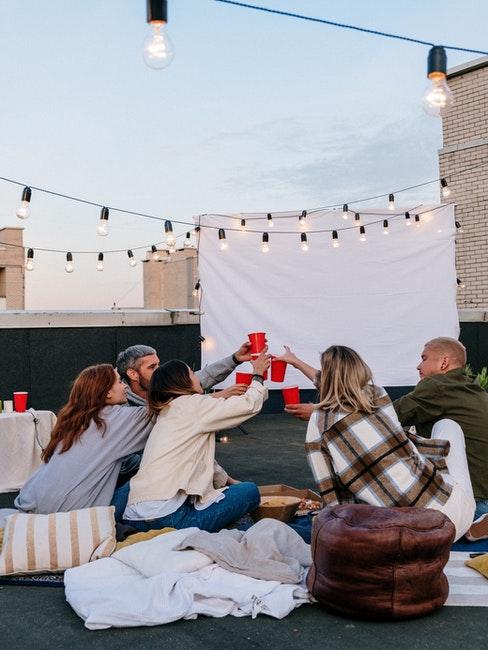 toit-terrasse et cinéma en plein air, guirlandes lumineuses