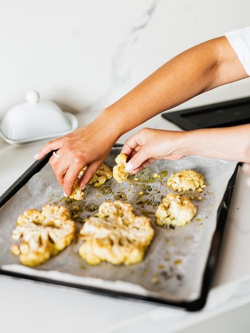 chou-fleur aux épices en pleine préparation