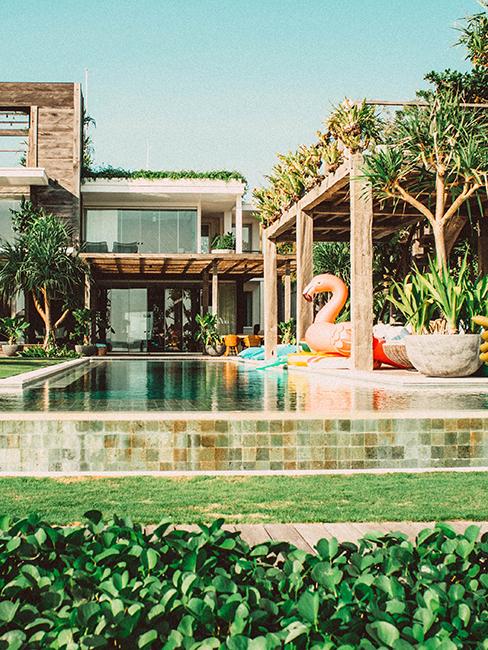 pool house avec bouée en forme de flamand rose et piscine