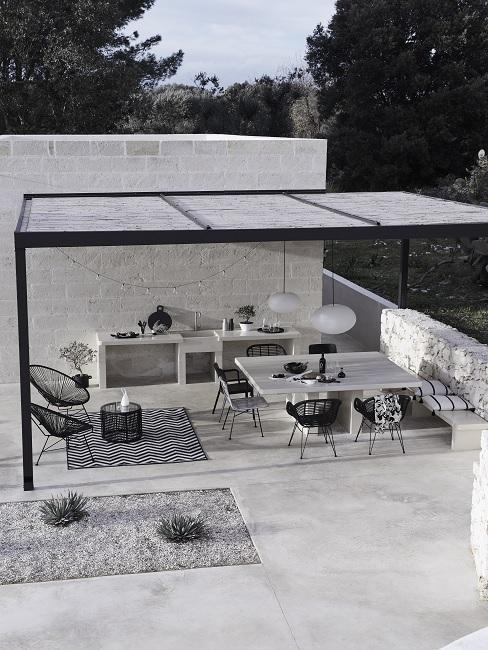 cuisine extérieure sous pergolas avec salon de jardin mderne noir et blanc