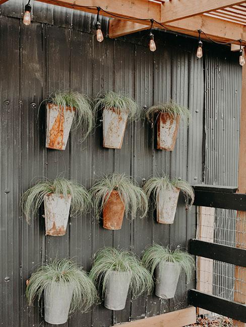 cache-pots vintage sur mur en bois