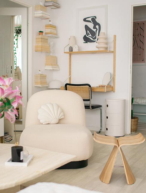 Salon lumineux de Mes yeux sur toi avec fauteuil blanc